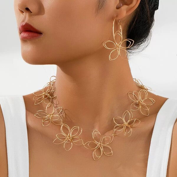 Collier Fleur Doré Élégant