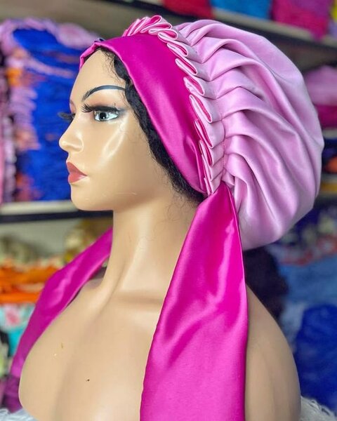 Bonnet avec attache réversible