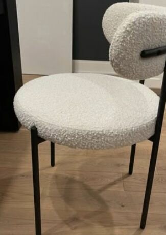 Chaise design en tissu bouclé