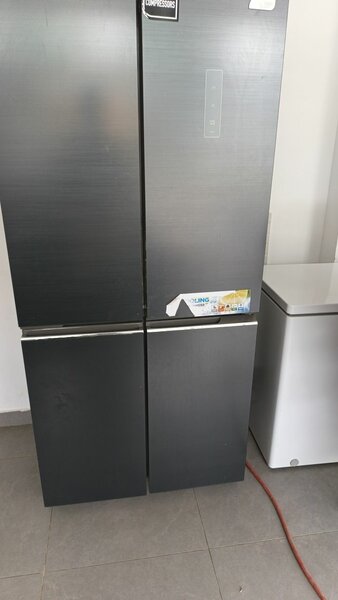 Réfrigérateur moderne à portes françaises