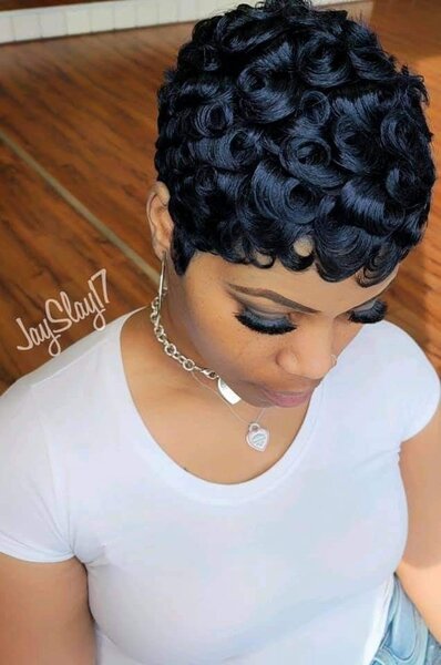 Perruque Courte Bouclée Chic