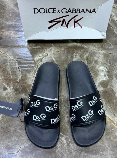 Claquettes de marque élégantes