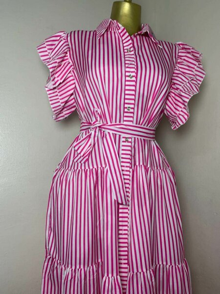 Robe rayée à volants d'été