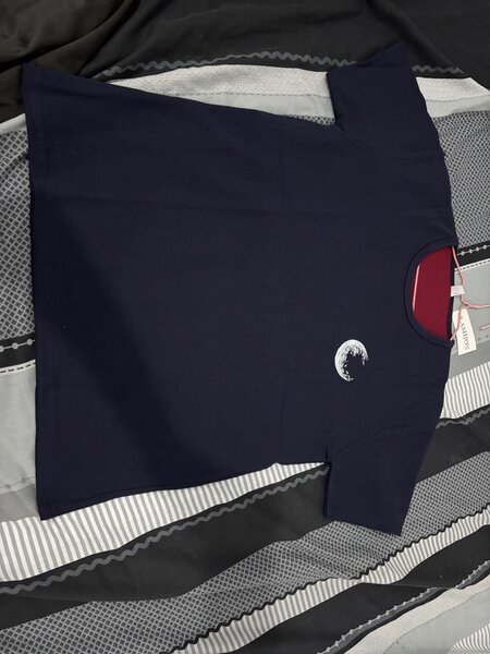 T-shirt bleu avec motif lune