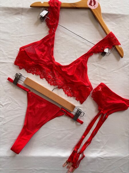 Ensemble lingerie rouge en dentelle