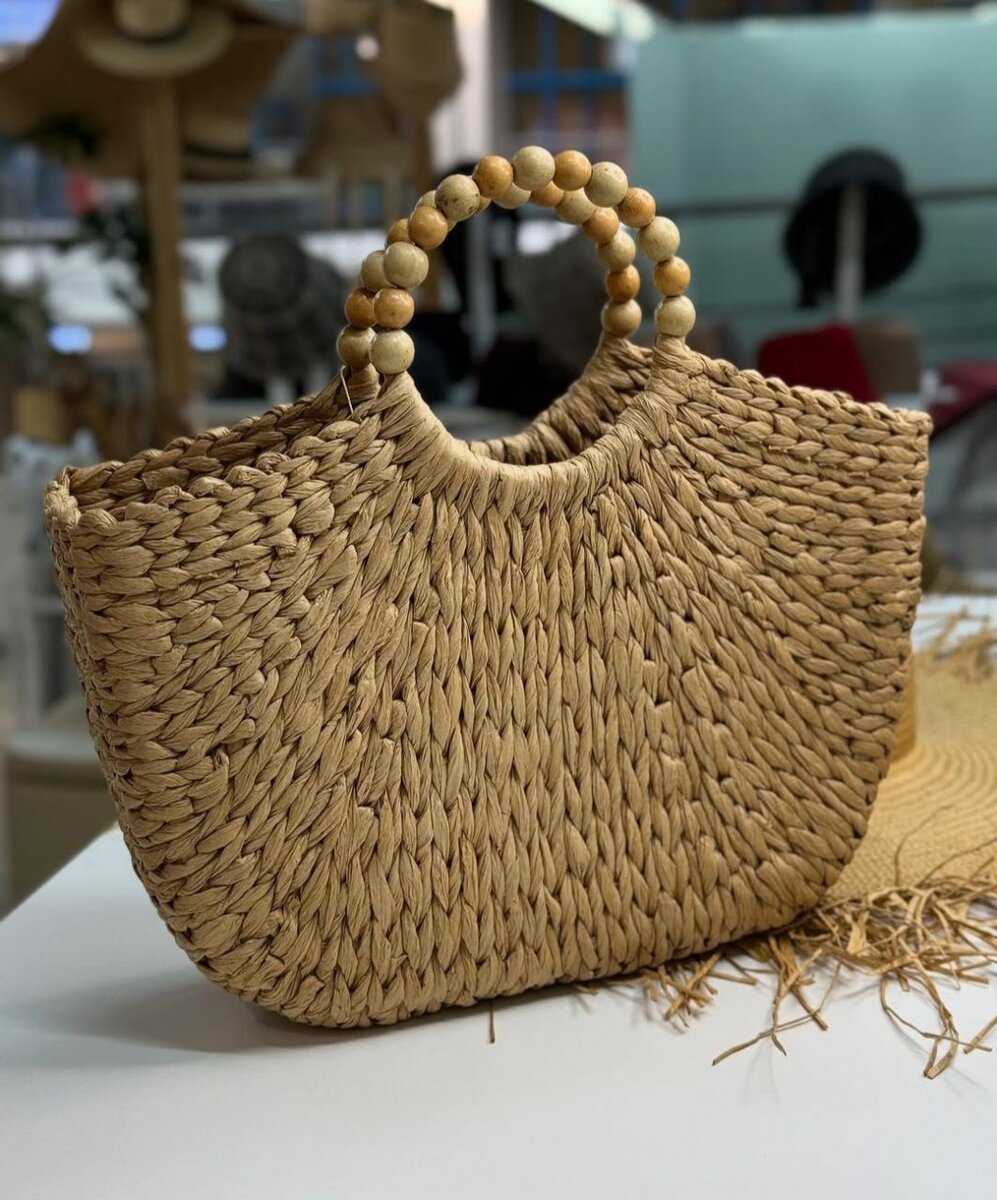 Плетеная сумочка из рафии..