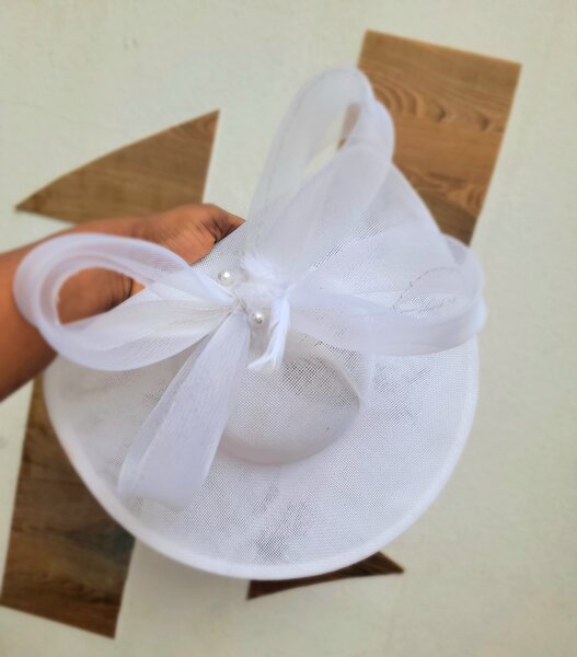 Chapeau élégant blanc pour femme