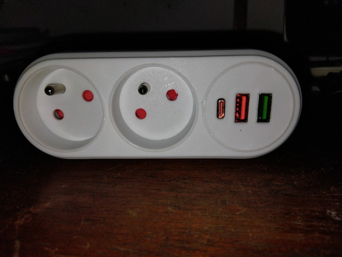 Multiprise 2 Prises 2 ports USB et 1 type-c