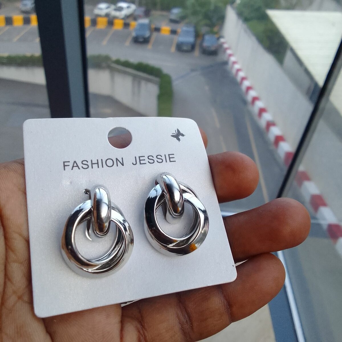 Boucles d'oreilles argentées modernes