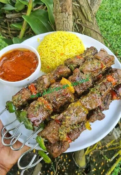 BROCHETTE DE PORC AU RIZ JAUNE