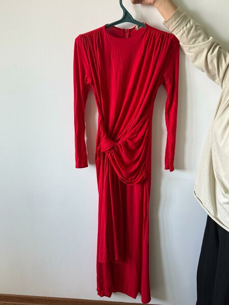 Красное длинное платье