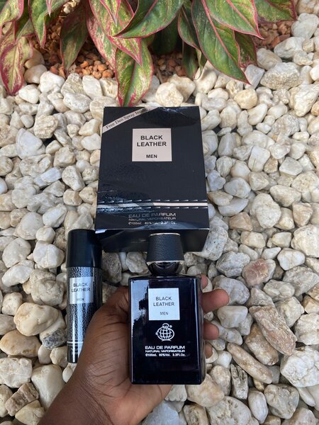 Parfum black leather men