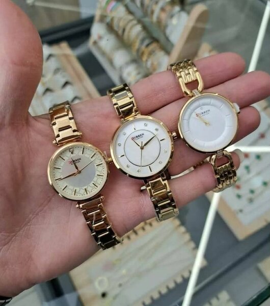 Montres dorées élégantes