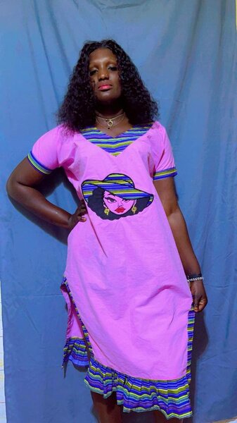 Mini robe de femmes avec broderie personnages