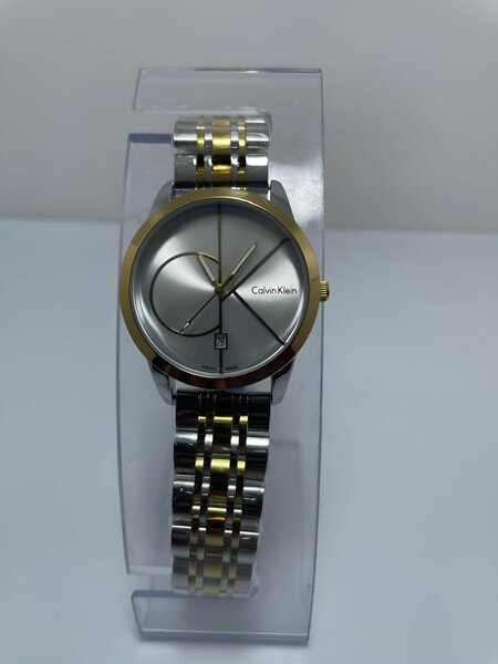 Montre en acier luxueux