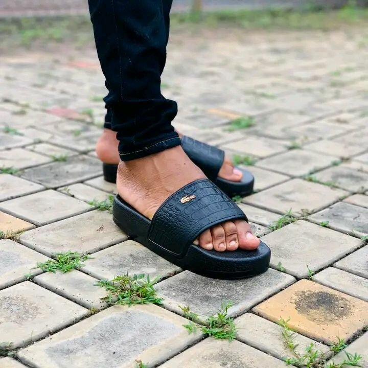 Claquettes noires élégantes homme