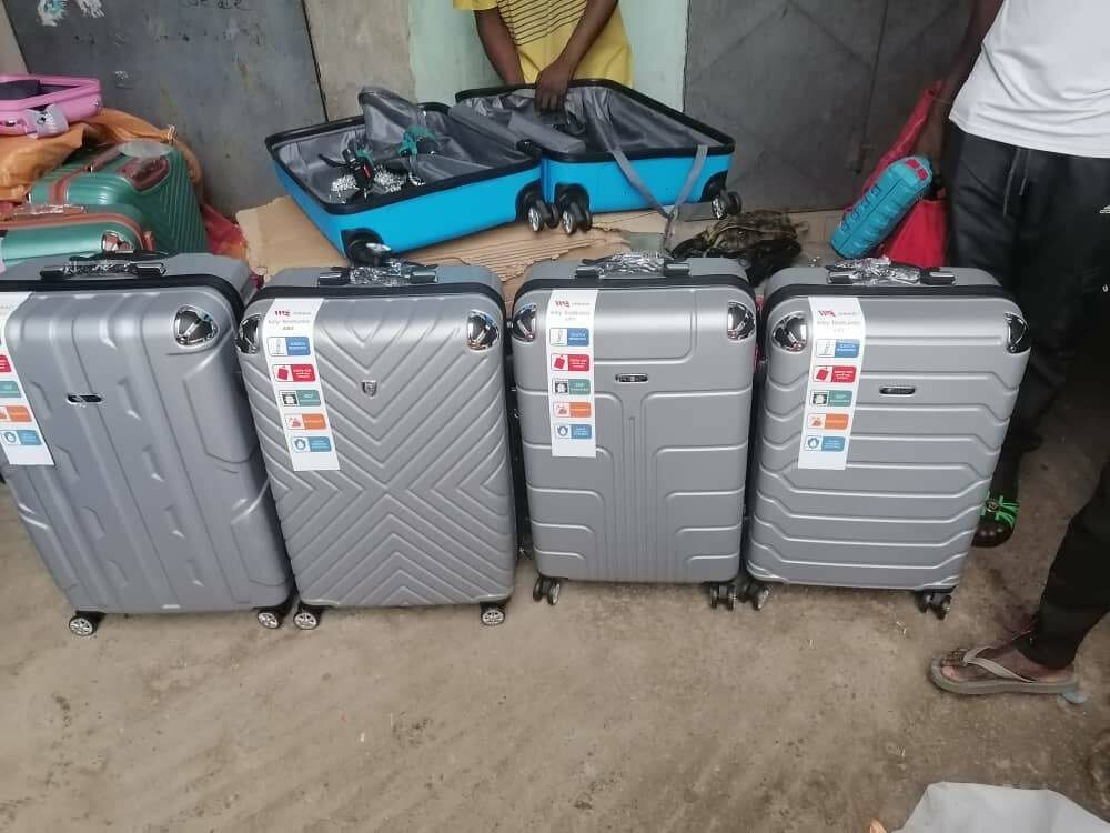 3 valises en plastique 23kG