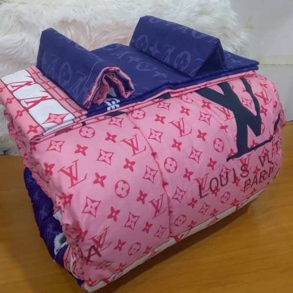 𝑡𝑤𝑜 𝑝𝑖𝑙𝑙𝑜𝑤𝑠 𝑎𝑛𝑑 𝑜𝑛𝑒 𝑏𝑒𝑑𝑠ℎ𝑒𝑒𝑡𝑠