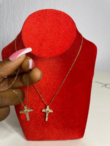 Collier croix en strass élégant