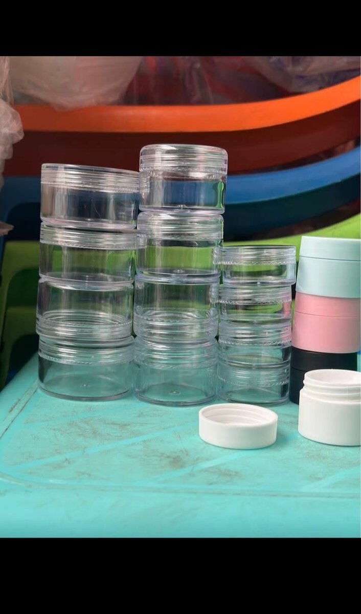 Pots en plastique transparent