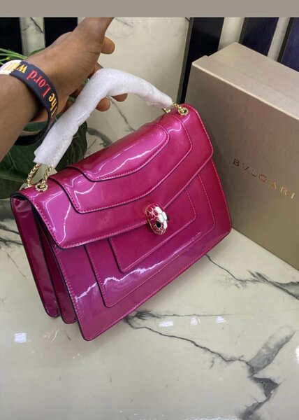 Sac à main en cuir verni élégant