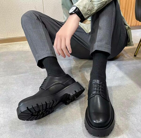 Chaussures derby noires résistantes