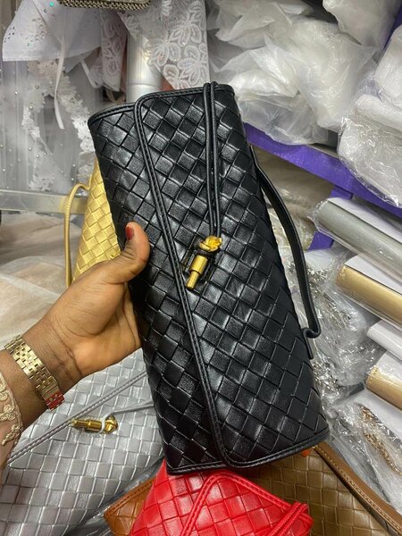 Clutch chic en cuir tressé