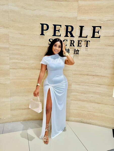 Robe moulante élégante fendue