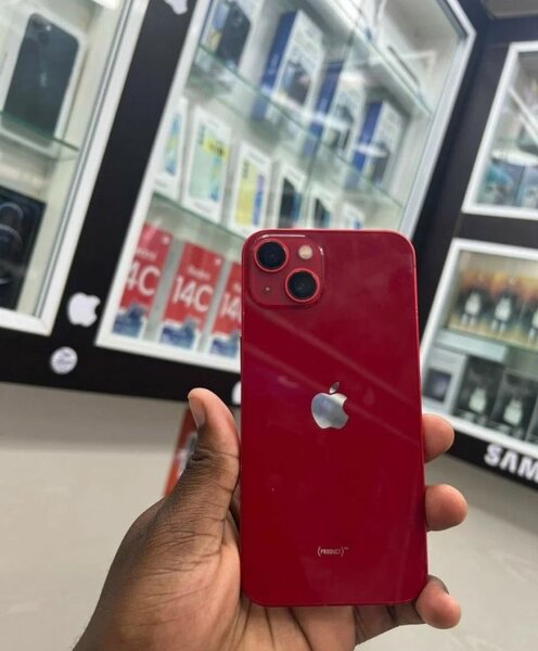 iPhone rouge avec double caméra