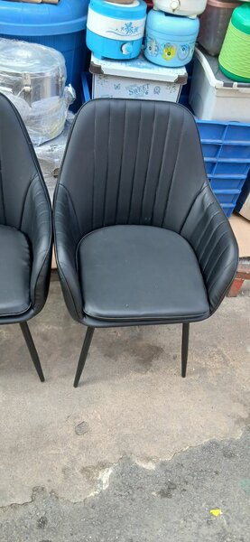 Chaise design en simili cuir noir