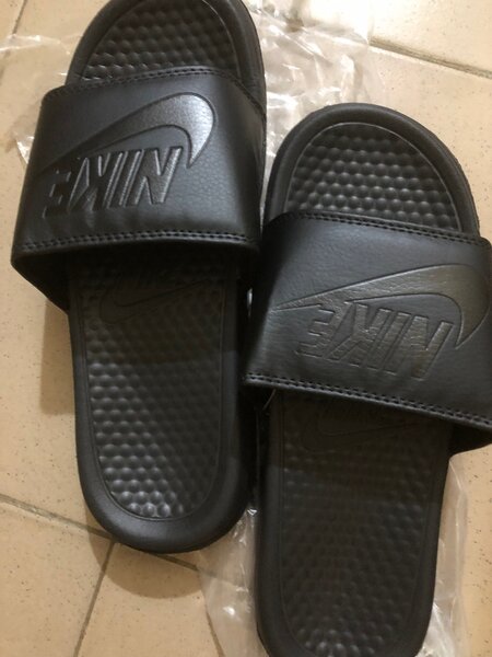 Claquettes noires confortables