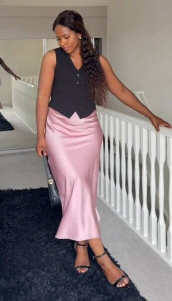 Jupe satinée élégante femme