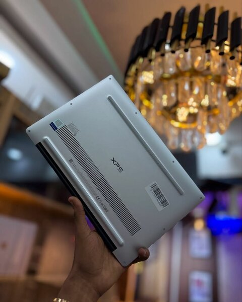 2020 DELL XPS Core i7 TouchBar 4k display 10th generation