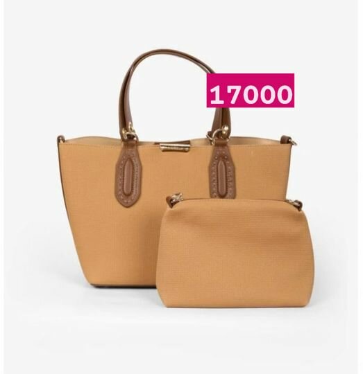 Sacs beiges aux poignées joliment finies