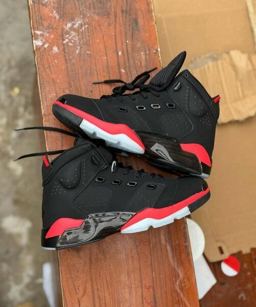 Baskets noires rouges classiques