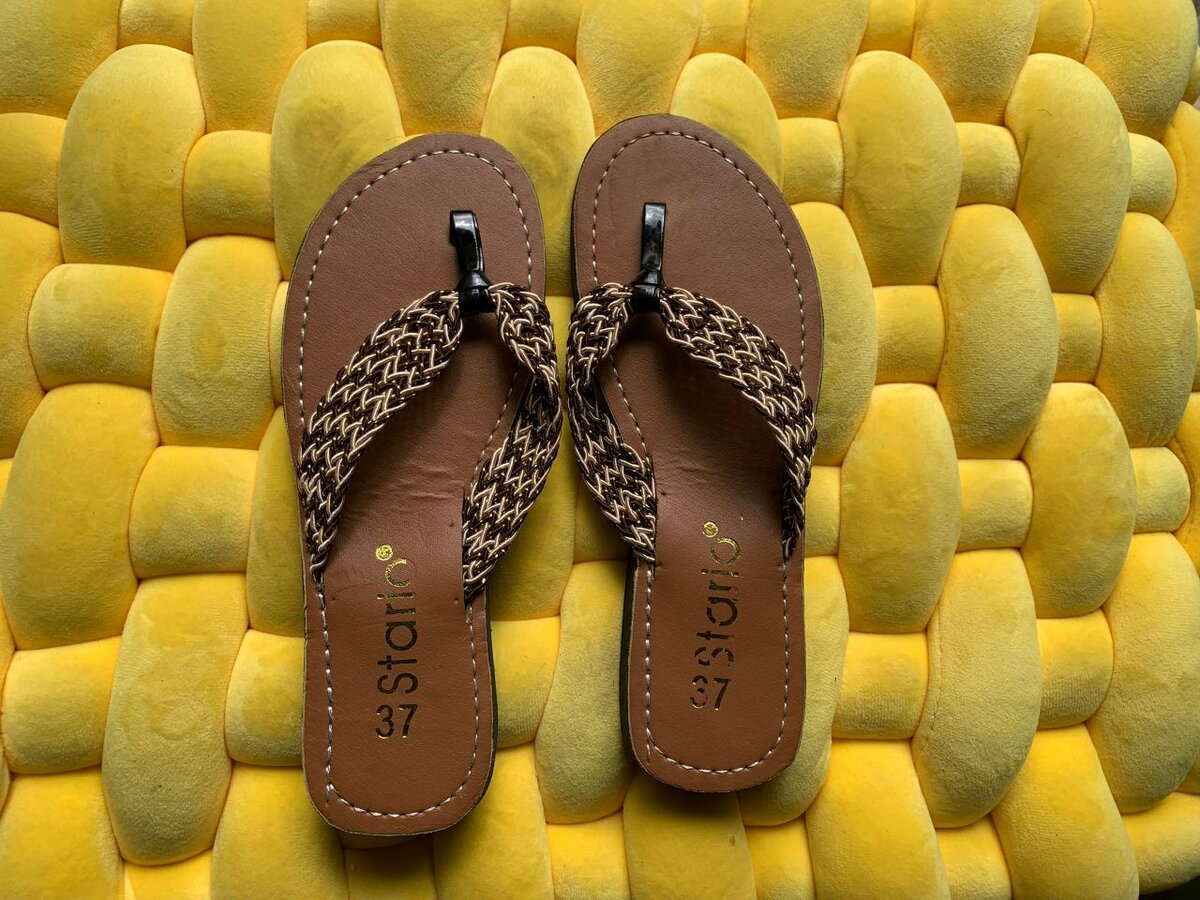 Tongs en cuir élégants