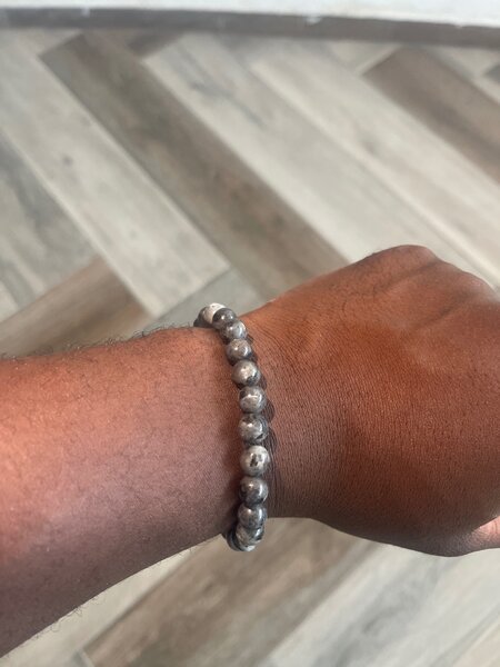 Bracelet homme femme paire de bracelet sur la main de pierre