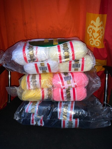 Lot de fils à tricoter colorés