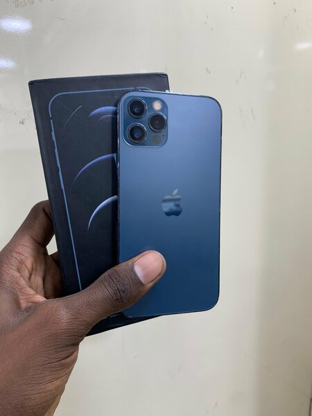 iPhone 12 Pro 128Giga avec carton