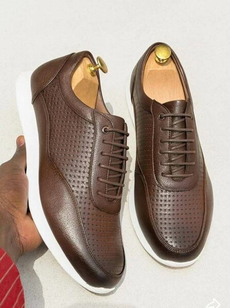 Chaussures en cuir marron