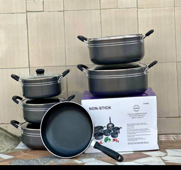 Casserole 5 pièce plus une poêle anti adhésive