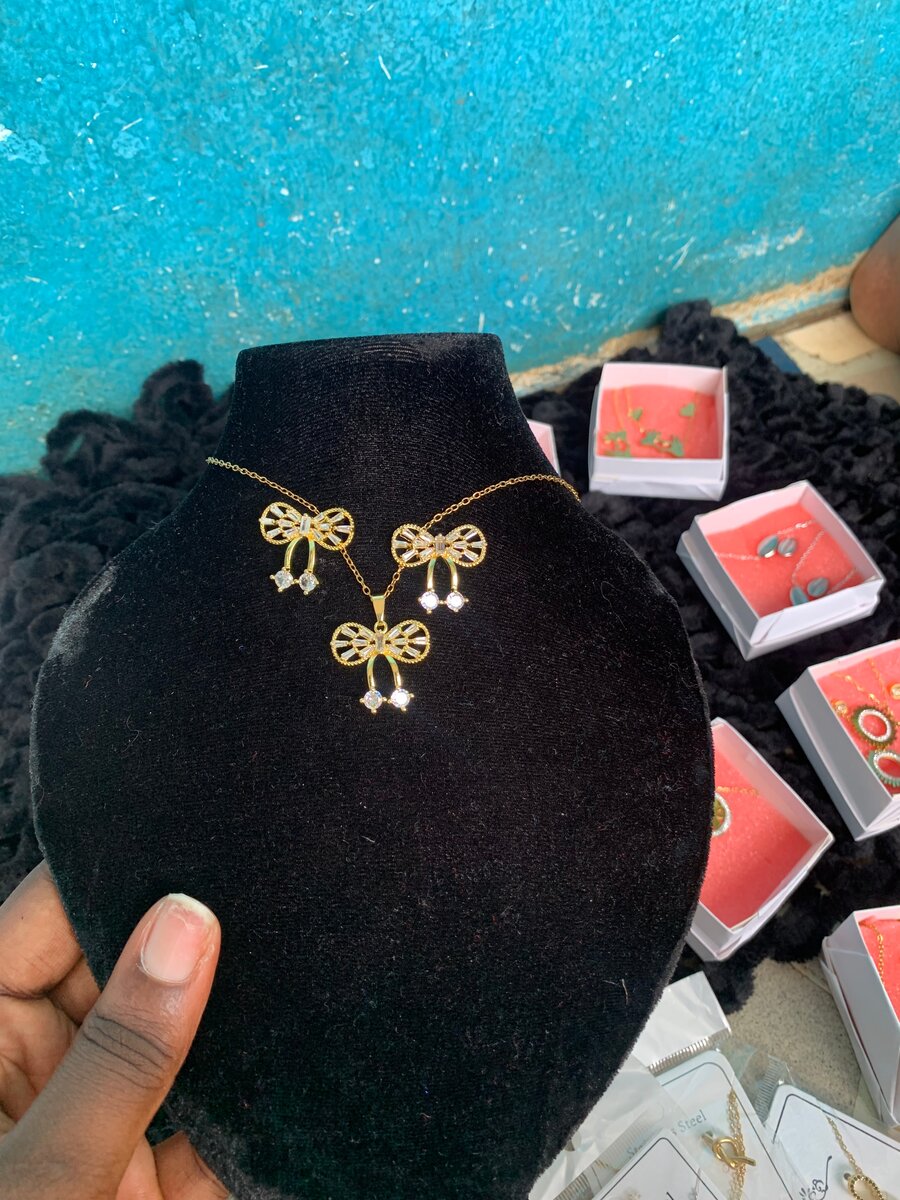 Parure Collier et Boucles d'Oreilles