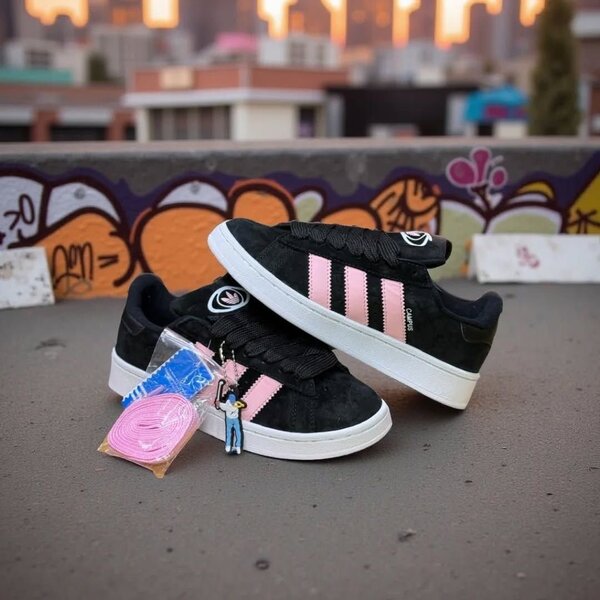 Baskets noires à rayures roses