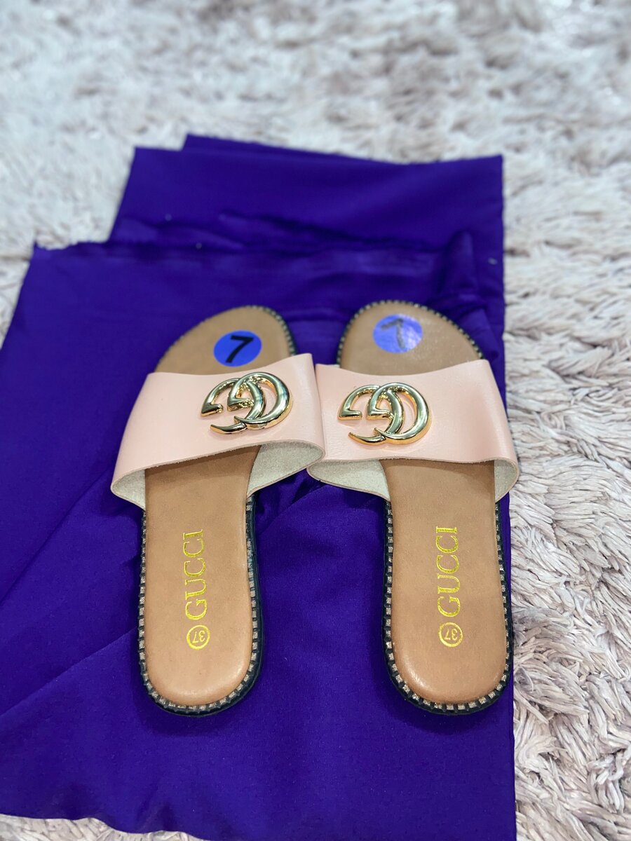 Sandales Gucci avec la jupe