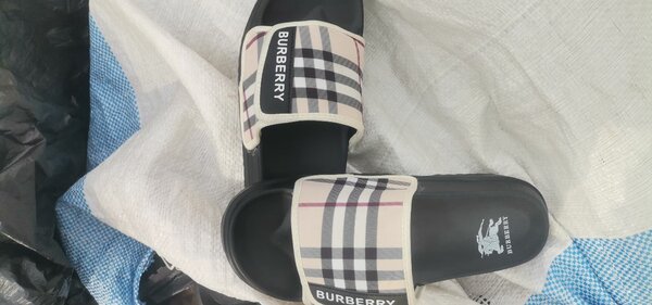 Tongs à motif élégant