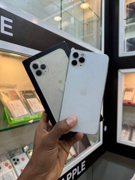 iPhone 11pro max 64go quasi neuf avec son carton