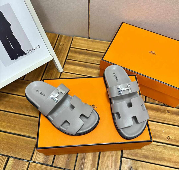 HERMÈS, GUCCI, BURBERRY, ET BIEN D´AUTRES SANDALES.