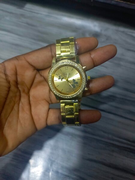 Montre dorée élégante