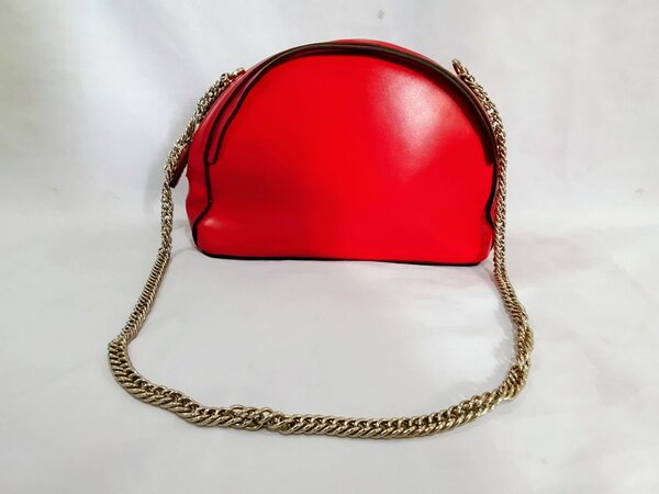 Sac à main en cuir rouge élégant