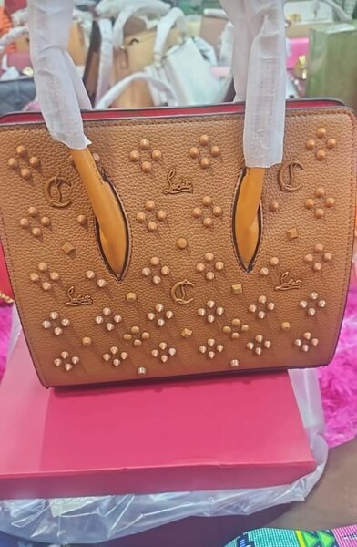 Sac à main cuir chic clouté